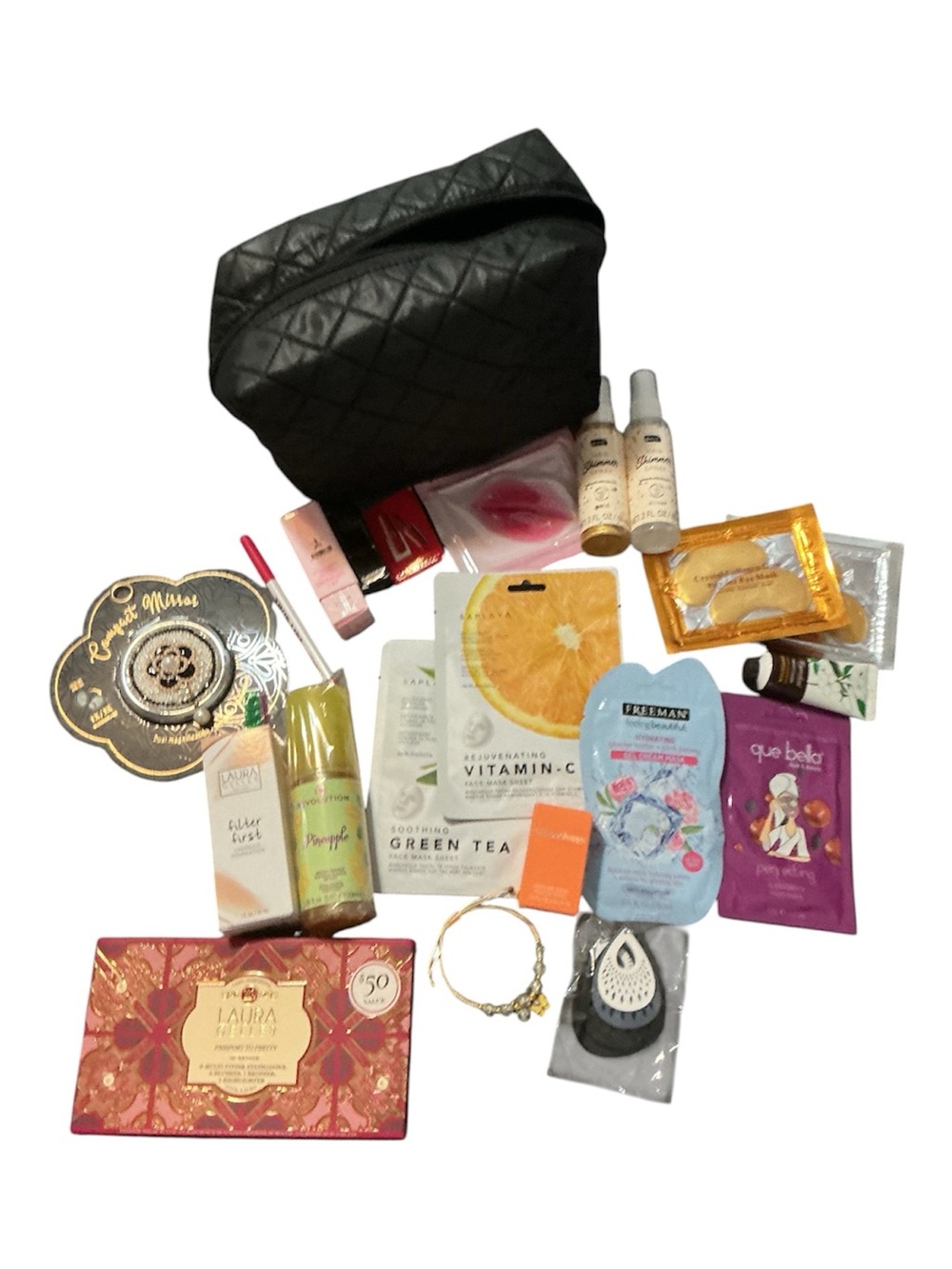 Cosmetics bag with 20 beauty items